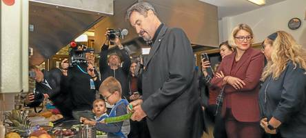 Söder auf Kita-Besuch in Augsburg: Wenn der Ministerpräsident Gürkchen schneidet