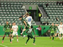 dfb-pokal: wolfsburg unterliegt kiel in einem halbleeren stadion