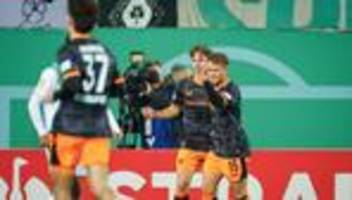 DFB-Pokal: Kaiserslautern jubelt in Fürth - Kurioser Platzverweis