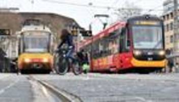 Unfall: Kollision in Karlsruhe: Autofahrerin übersieht Straßenbahn