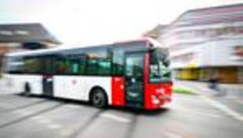 Unfälle: Linienbus und Pkw stoßen zusammen: 14 Verletzte