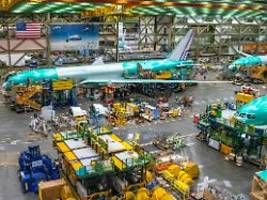 Umsatz klettert aber stark: Boeing verbucht Milliardenverlust wegen neuem Langstreckenjet