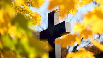 allerheiligen 2025: diese geschäfte öffnen auch am stillen feiertag