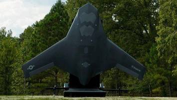 autonomer unbemannter ki-kampfjet braucht keine startbahn mehr