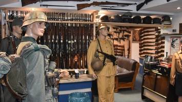 Polizei findet riesiges Waffenarsenal – dann tauchen Geheimräume auf