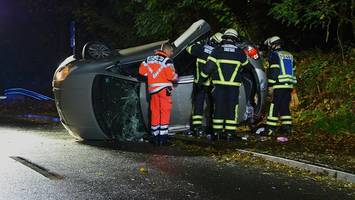 Toyota fliegt über Leitplanke: 20-Jähriger muss ins Krankenhaus