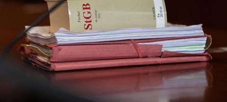 Hat ein Mann seine Stieftöchter vergewaltigt – und gedroht, sie nach Afrika zurückzuschicken?