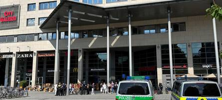 treppenhaus in augsburger city-galerie mit graffiti beschmiert