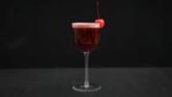 brombeer-cocktail für halloween: buh! mit bourbon!