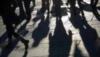 Lebenserwartung: Männer sterben im Schnitt fast fünf Jahre früher als Frauen