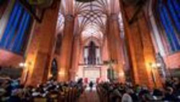 Trauer in Güstrow: Hunderte bei Trauergottesdienst für achtjährigen Fabian