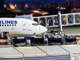 Strenges Aufnahmeprogramm : Flugzeug mit Afghanen an Bord in Hannover gelandet