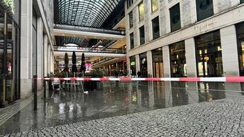 Raubüberfall auf Juwelier in Mall of Berlin: Täter auf der Flucht