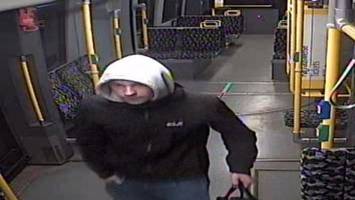 Messerangriff in Straßenbahn: Wer kennt diesen Mann?