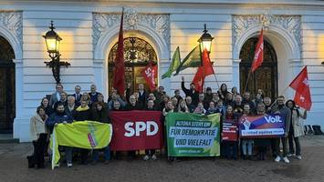 Bezirk Altona: Mit wehenden Fahnen gegen AfD-Politiker Robert Risch