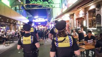 Frau sticht nach Partynacht an der Großen Freiheit auf Feiernde ein