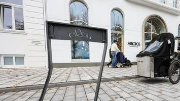 mitten in der city: autofahrer brettern neue fahrradständer um