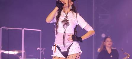 Nina Chuba verzaubert die Münchner Olympiahalle mit Feuershow und verletztlichen Momenten