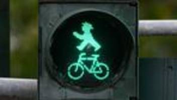 Fußgänger im Straßenverkehr: Sachsen plant keine längeren Grünphasen an Fußgängerampeln