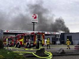Großbrand auf Gelände : Zwei Schwerverletzte nach Explosion an Tankstelle in Castrop-Rauxel