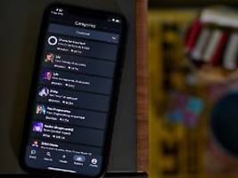 Trägt Chatbot Mitschuld?: KI-Firma zieht nach Teenager-Selbstmorden Konsequenzen