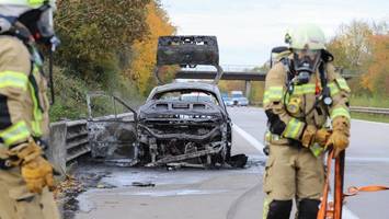 a23 bei elmshorn: auto steht plötzlich lichterloh in flammen