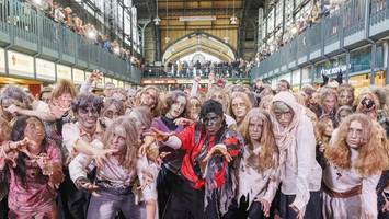 fans von michael jackson tanzen „thriller“-video in der wandelhalle