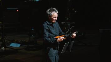 laurie anderson in hamburg – mit geige, tai-chi und pferd gegen trump