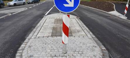 autofahrerin flüchtet vor polizei und rammt gegen eine verkehrsinsel in augsburg