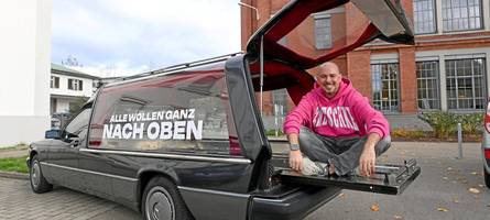 „dieses auto hat einen guten vibe“: warum dieser augsburger einen leichenwagen fährt