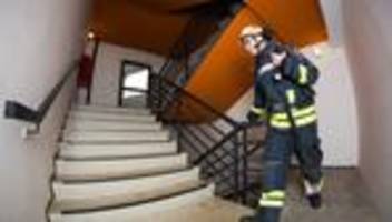 in hannover: feuerwehrleute stellen sich treppenhaus-challenge