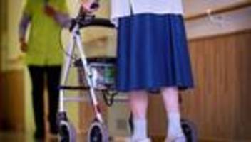 pflege: lohnerhöhung für pflegekräfte belastet heimbewohner stärker