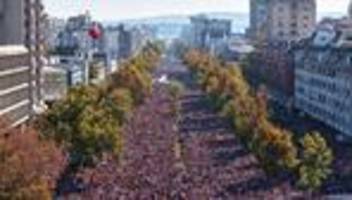 Proteste in Serbien: Zehntausende gedenken in Novi Sad der Opfer des Bahnhofsunglücks