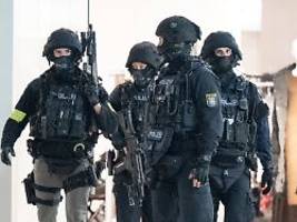 acht verletzte bei panik: großeinsatz nach knallgeräuschen in frankfurter zentrum