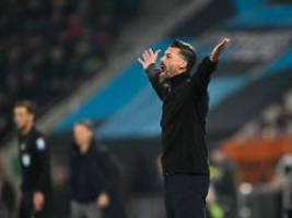 coach reagiert auf wut-plakate: beim fc augsburg kippt fan-stimmung rund um sandro wagner
