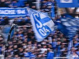 S04- und BVB-Anhänger involviert: Fußball-Fans sorgen für Massenschlägerei am Kölner Hauptbahnhof