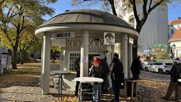 Für Currywurst, Bratwurst und Pommes nach Rixdorf