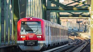 Brandstiftung? Unbekannte legen S-Bahn-Strecke nach Hamburg lahm
