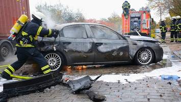 pkw in billbrook brennt lichterloh – feuerwehr kämpft mit enormer hitze