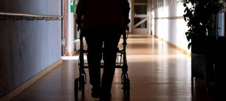 91-jährige Frau mit Rollator wird Opfer eines dreisten Diebstahls in Augsburg