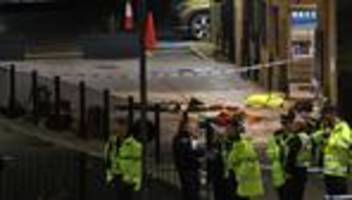 Schrecklicher Vorfall: Im Zug niedergestochen: Verletzte bei Attacke in England