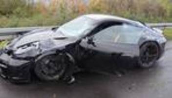 Unfälle: Porsche kracht auf A61 gegen Leitplanke – Totalschaden