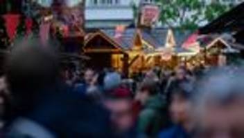 weihnachtsmarkt: frühstarter-weihnachtsmarkt in essen: glühwein im november
