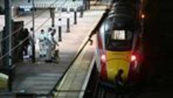 Großbritannien: Britische Antiterroreinheiten ermitteln nach Messerangriff