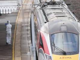 Blutiger Messerangriff im Zug: Britische Polizei sieht keine Hinweise auf Terroranschlag