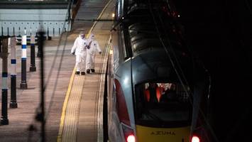 England: Zehn Menschen bei Attacke in Zug teils schwerverletzt