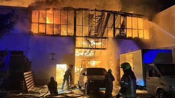 Großbrand in Industriegebiet in Lichterfelde – Dach eingestürzt