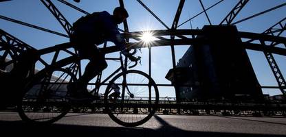 Kampfradler auf dem Land: Sie lächeln nicht – als hätten sie ein Grundrecht auf die Ideallinie