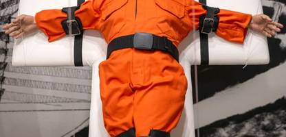 Basel: Künstler Mason Storm zeigt Skulptur von gekreuzigtem Trump