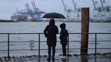 regen, wolken, nieselwetter – hamburger herbst bleibt nass